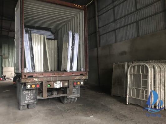 Giường tầng sắt được chất lên xe tải tại Tp.HCM